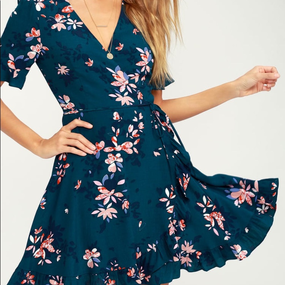 Floral wrap dress, perfect for all your spring events. Only worn once!